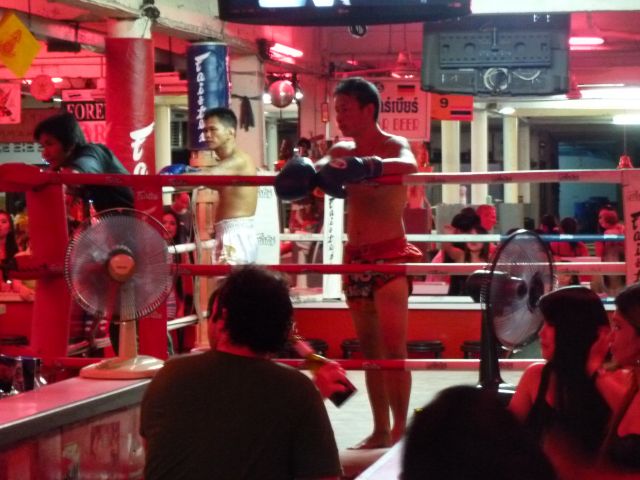 Thai-Boxing in einer Bar.